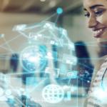 Mulher sorridente interagindo com um tablet em um ambiente corporativo, cercada por hologramas e conexões digitais representando inteligência artificial, automação e redes de dados. Ícones flutuantes indicam conectividade, análise de informações e tecnologia inovadora.