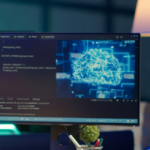 Pessoa programando em um ambiente de trabalho tecnológico, com múltiplos monitores exibindo códigos e uma interface visual de inteligência artificial em forma de um cérebro digital. O cenário sugere o desenvolvimento e treinamento de IA Agêntica, com foco em aprendizado autônomo e automação avançada.