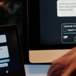 Pessoa utilizando Inteligência Artificial generativa em um laptop e monitor para criação de imagens automatizadas.